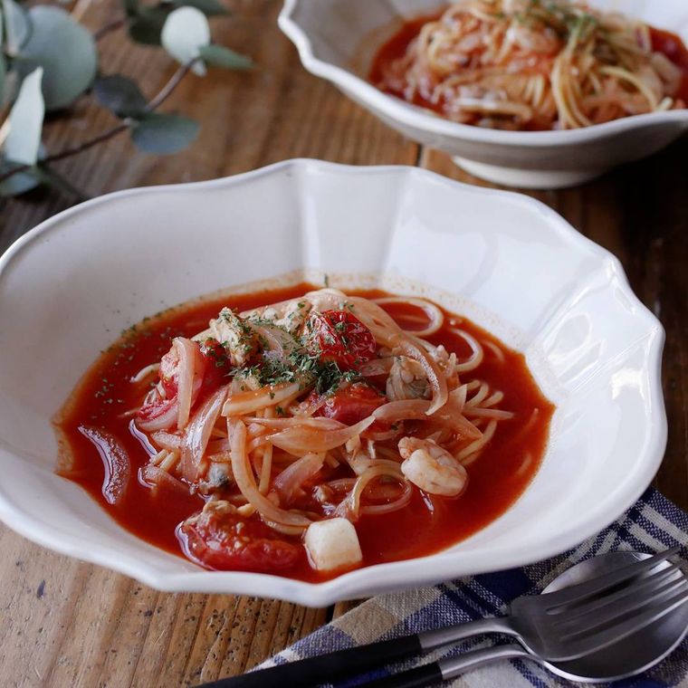 白い皿に盛られたシーフードトマトスープパスタ