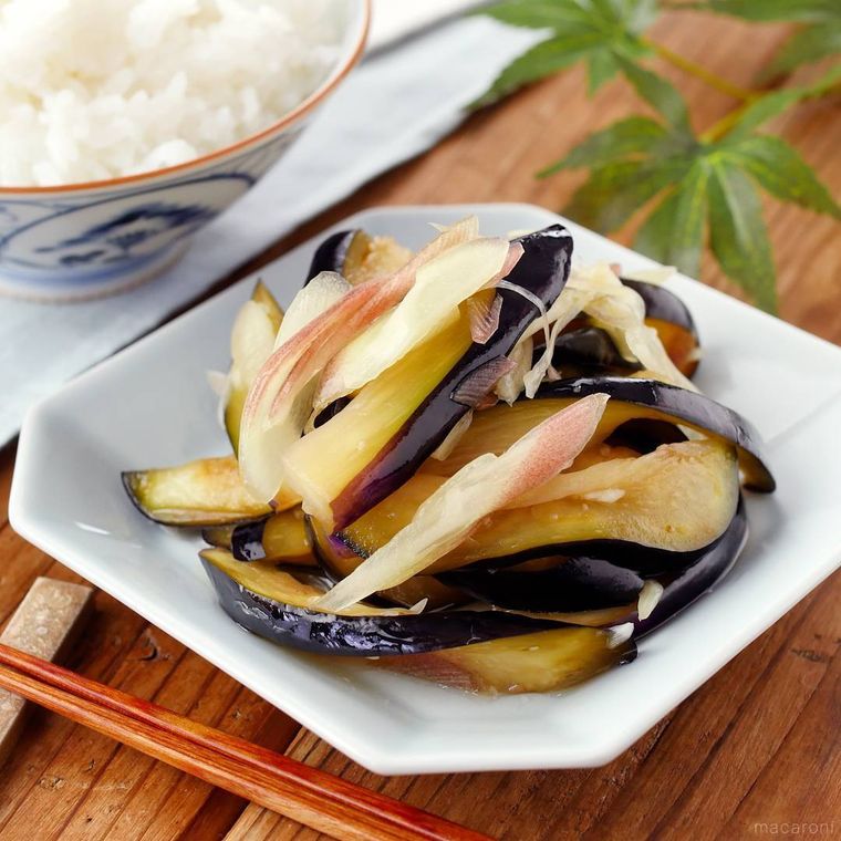 白い角皿に盛り付けたなすとみょうがの漬物