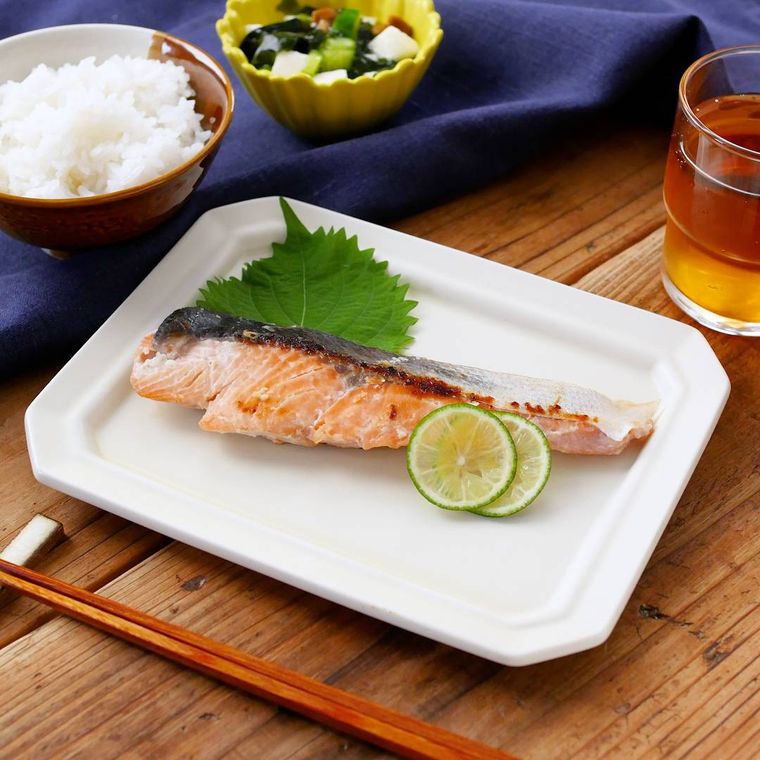 白い皿に盛られた鮭の塩麹焼き