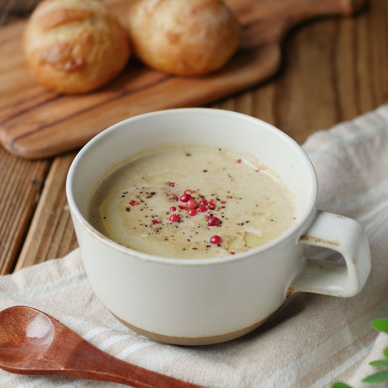 カップに盛り付けられたひよこ豆のチーズポタージュ