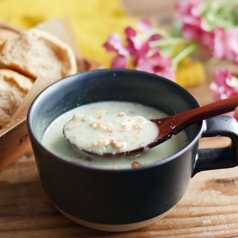 黒いカップに盛り付けられたきゅうりとレンズ豆の冷製スープ