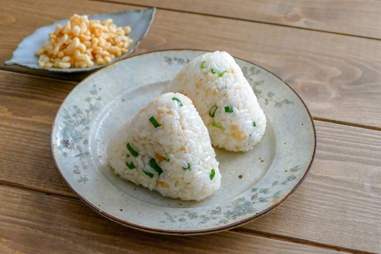 たぬきおにぎりがふたつ並ぶ皿と、天かすが入っている小皿