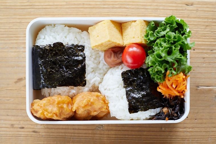 おにぎりがふたつ入ったお弁当