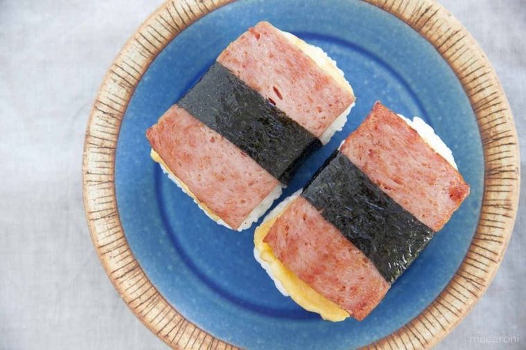 青い皿にスパムおにぎりが2個置かれている