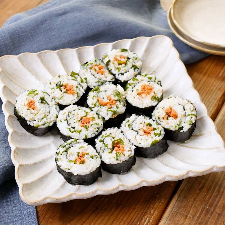 四角い皿に並べられた鮭とわかめのくるくるおにぎり