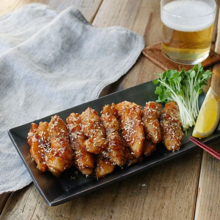 短いスティック状の鶏むね肉の甘辛揚げ盛られている細長い皿