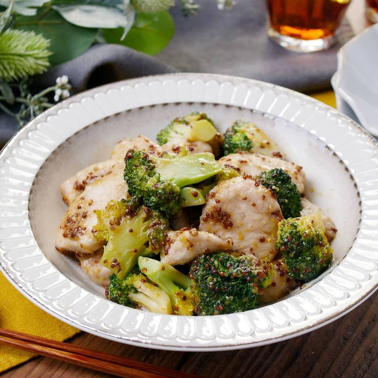 粒マスタードがたっぷり入っている鶏むね肉とブロッコリーの炒め物