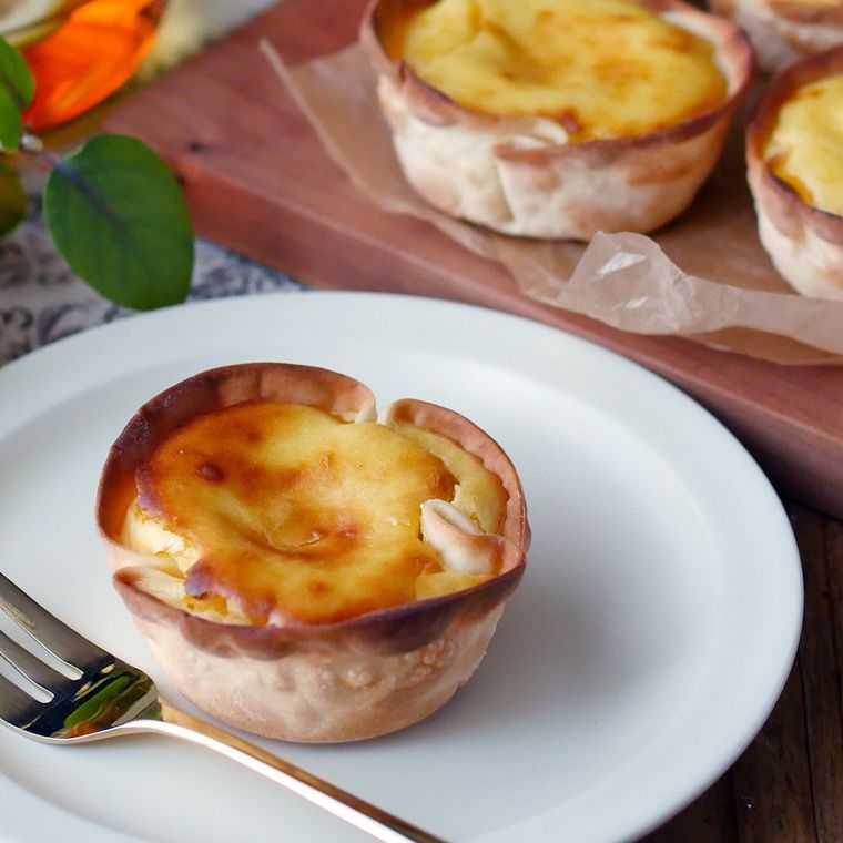 白い丸皿にのった餃子の皮で作ったチーズタルト