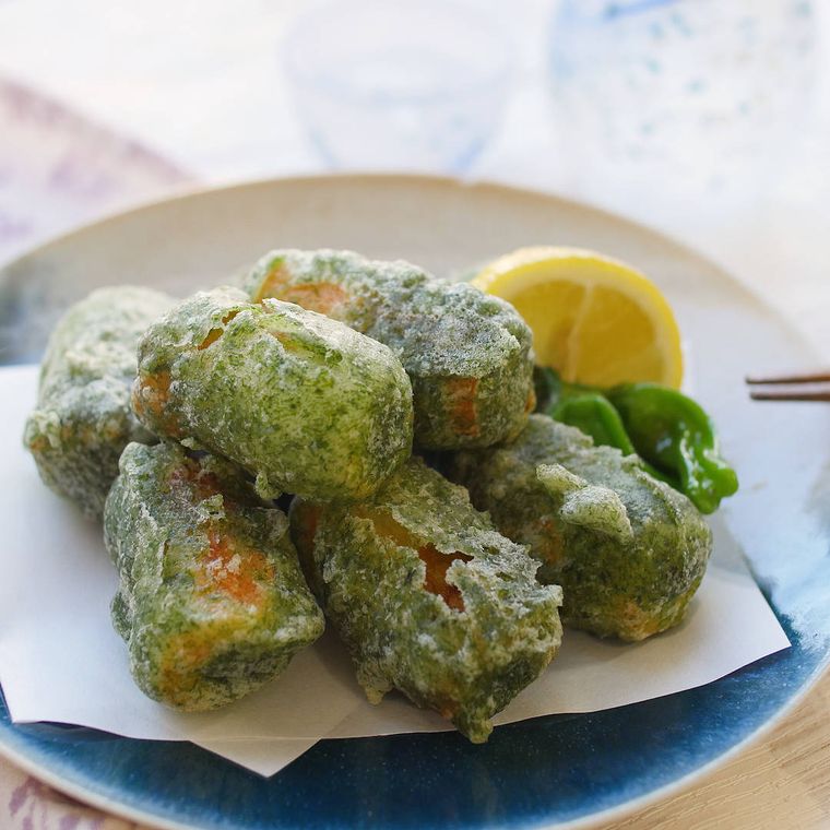 青と白色の中皿に盛ったもち入りちくわの磯辺揚げ