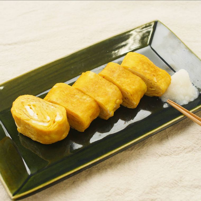 濃い緑の長皿に盛った卵焼き