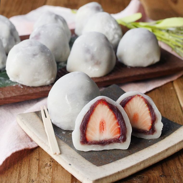 角形の皿にのせたいちご大福