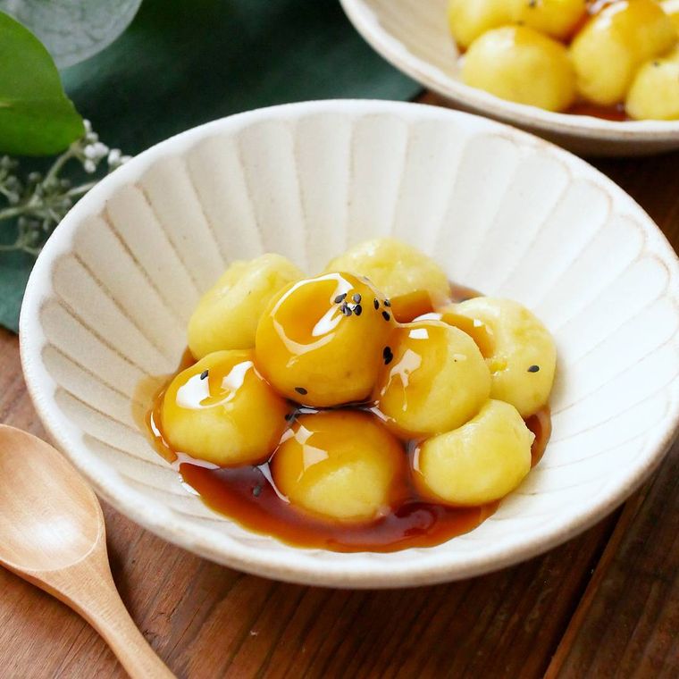 白い器に盛り付けたさつまいも白玉のみたらしあんかけ