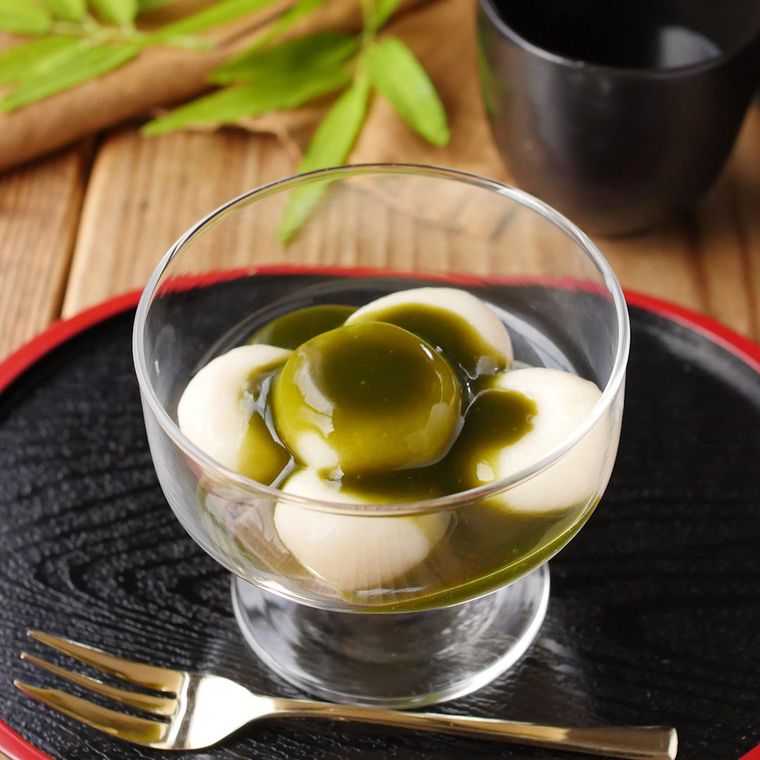 ガラス製の器に盛り付けた豆腐白玉の抹茶みたらし