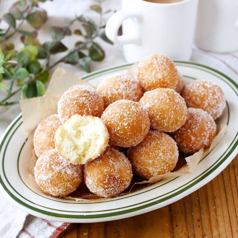 白地に緑色の縁の皿に盛り付けたもちもちひと口ドーナツ