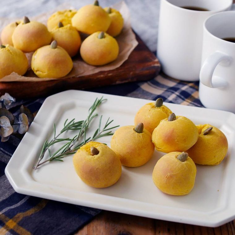 白い皿に盛り付けたかぼちゃのポンテケージョ