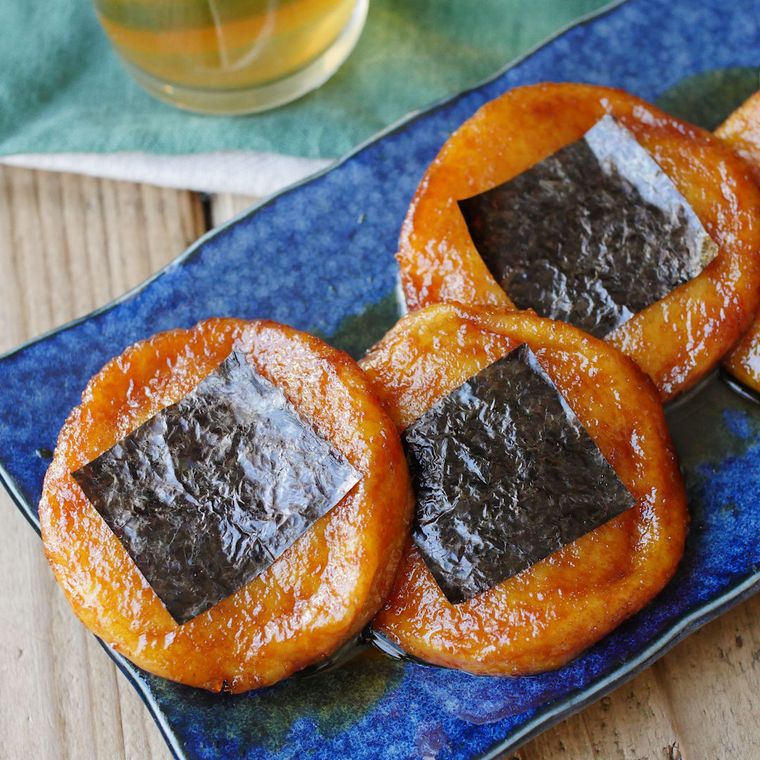 青い角形の皿にのせた甘辛しょうゆのじゃがいももち