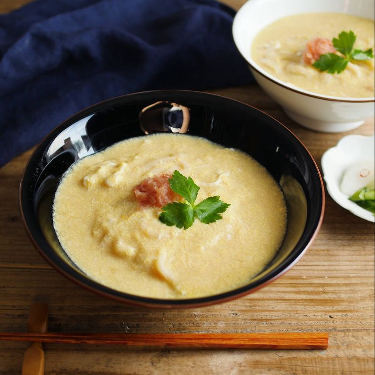 黒いお椀に盛られた明太たまごうどん