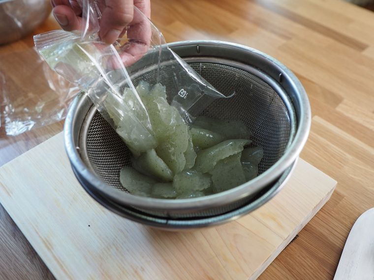 銀のボウルに入った刺身こんにゃく