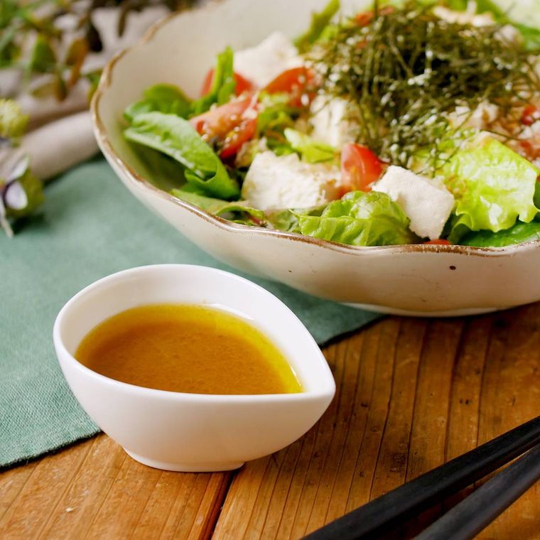 白い陶器に盛り付けたわさびドレッシングとサラダ