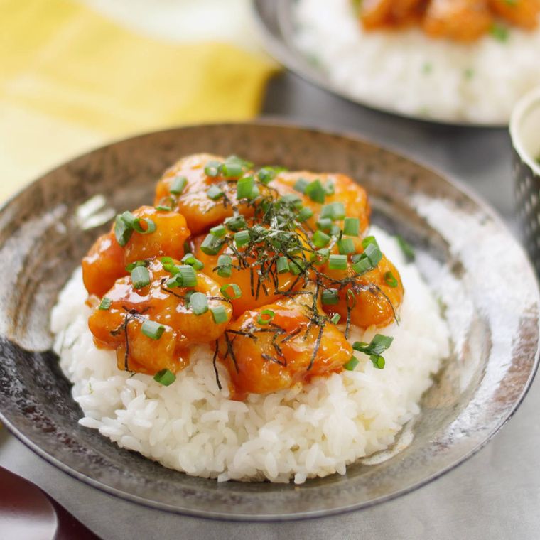黒い皿に盛られた、ゆで鶏のユッケ風丼