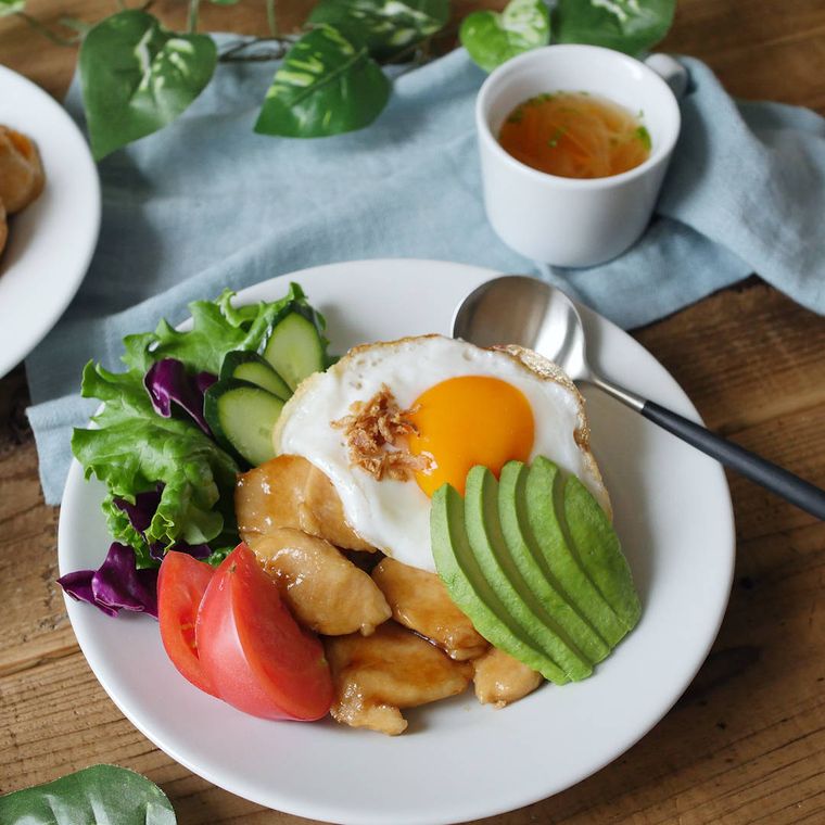 白い皿に盛られた、ロコモコ風照り焼きチキン丼
