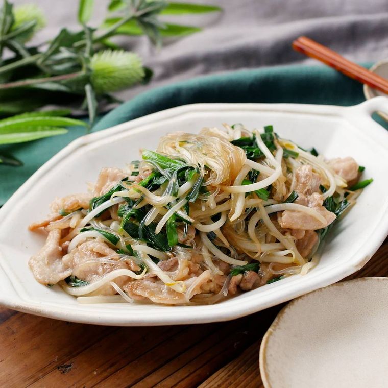 白い皿に豚ニラもやし春雨が盛られている様子