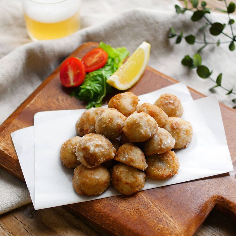 木製のカッティングボードに盛り付けられた里芋の唐揚げ