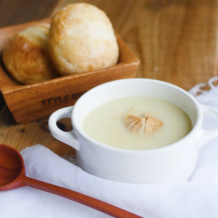 白いスープカップに入ったさつまいものポタージュ