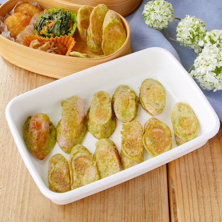 保存容器に並べられた魚肉ソーセージのピカタとお弁当