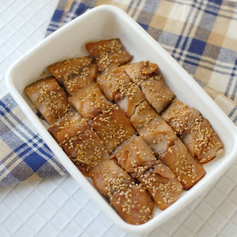 白い保存容器に入ったさばのみりん漬け焼き
