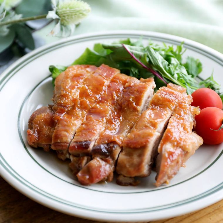 ポン酢とみりんのたれを絡めた鶏もも肉の照り焼き