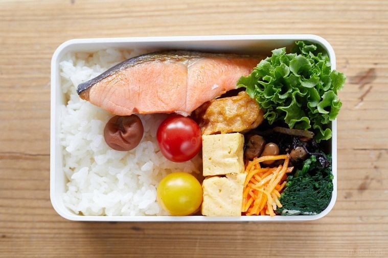 鮭が入ったおかずたっぷりのお弁当