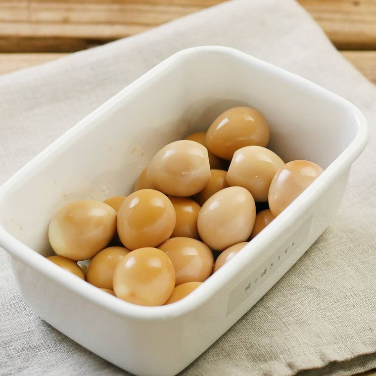 白い保存容器に入った照り焼きうずら卵