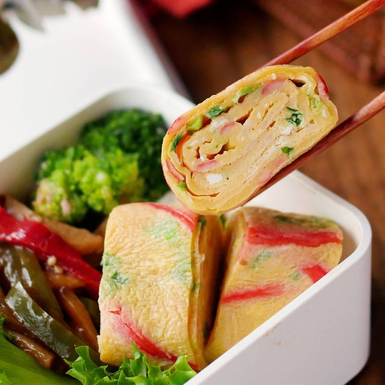 カニ玉風卵焼きが弁当に入っているところ