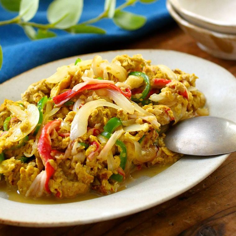 プーパッポンカリー風の料理が皿に盛り付けられているところ