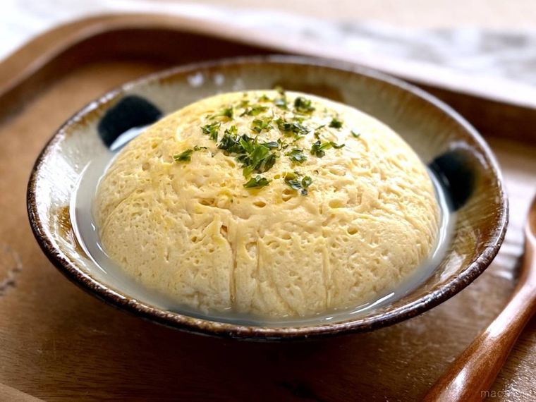 皿に盛られた豆腐まん