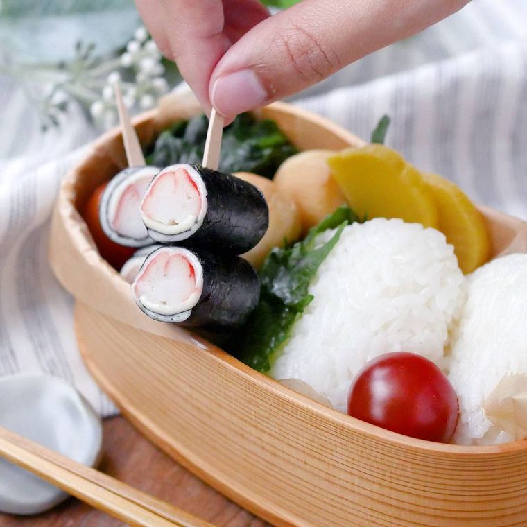 かにかまチーズ海苔巻きが弁当に入っているところ