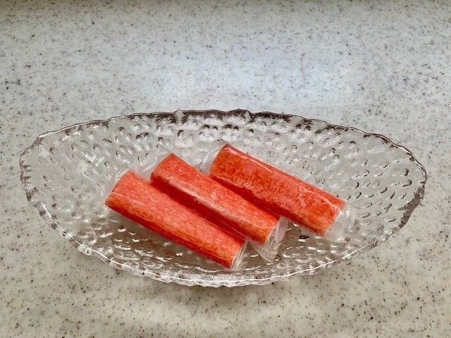 ガラスの器にのったカニカマ