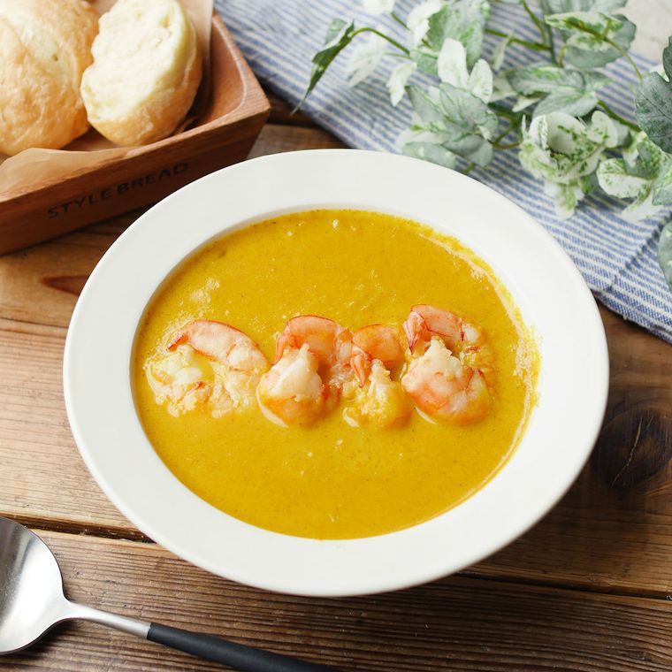 白いスープ皿に入ったえびとれんこんのカレースープ