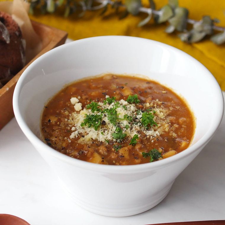 白く深い器に入ったたけのこのキーマカレー風スープ