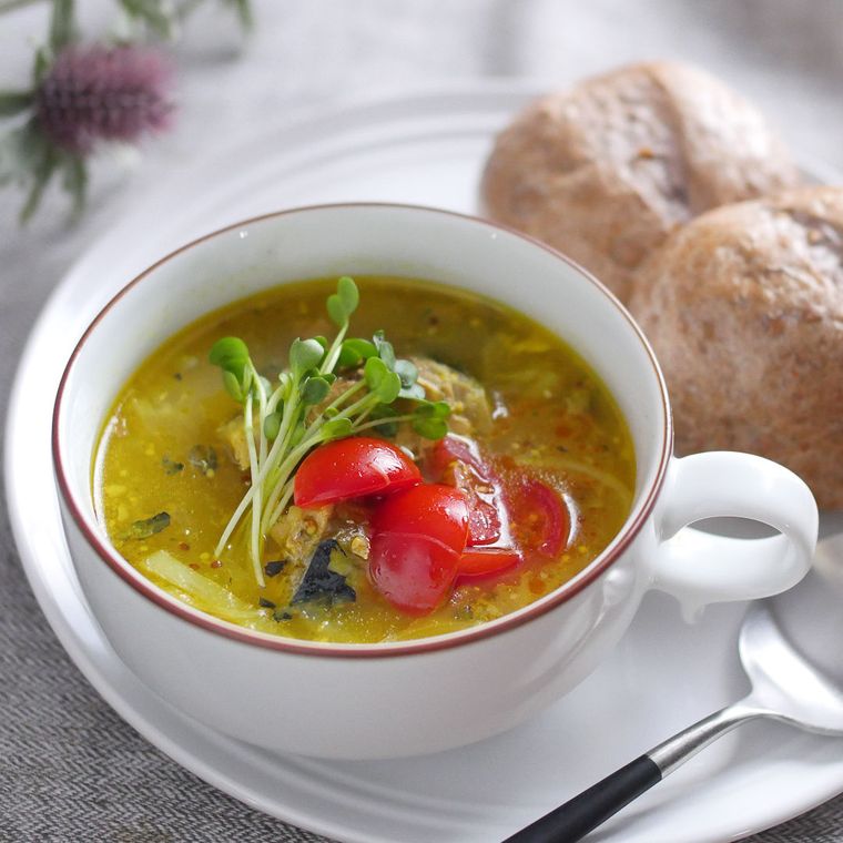 白いスープカップに入ったさば缶のじゃがバタカレースープ