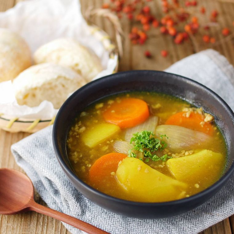 黒いスープボウルに入った和風カレースープ