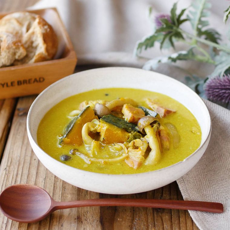 白いスープボウルに入ったかぼちゃのカレーココナッツスープ