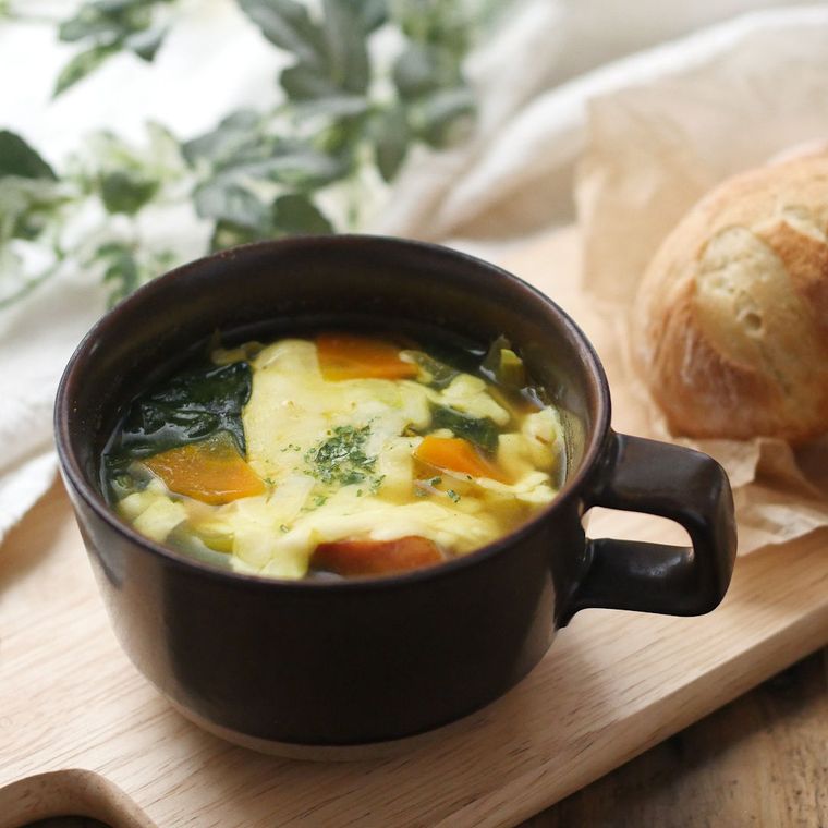 黒いスープカップに入ったチーズカレースープ