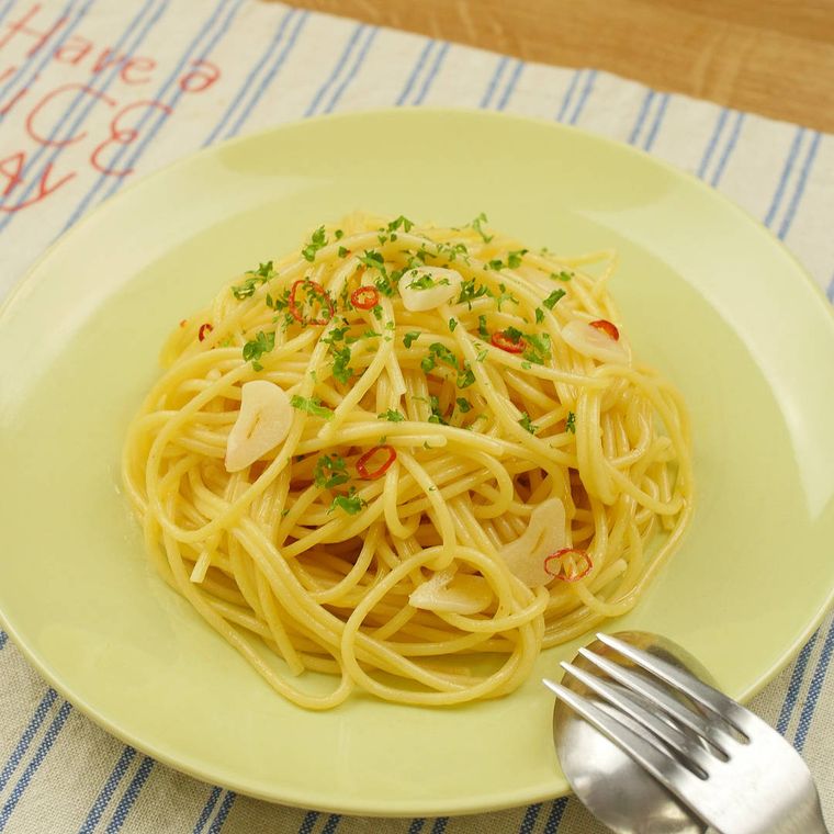 丸いプレートに盛り付けたペペロンチーノ