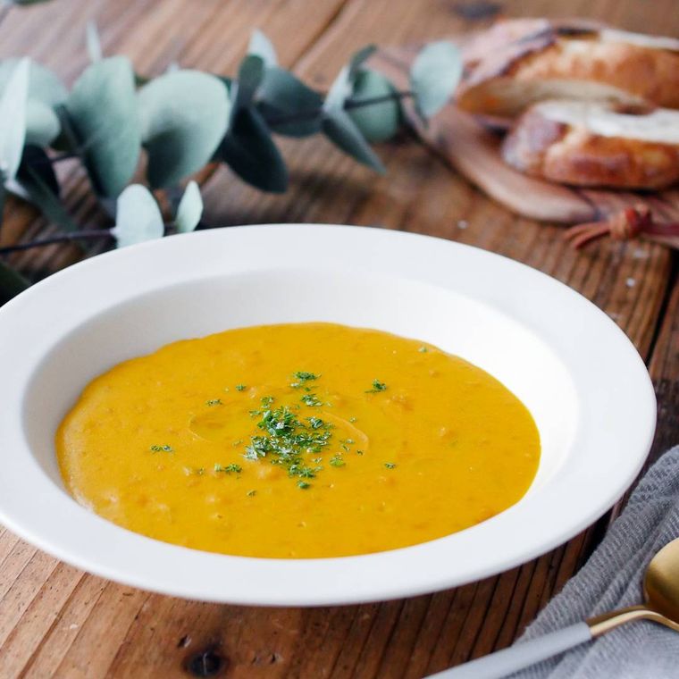 白い皿に盛り付けられた、かぼちゃスープ