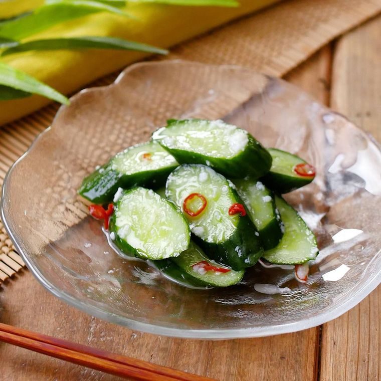 ガラス皿に盛られた塩麹で作るきゅうりの浅漬け