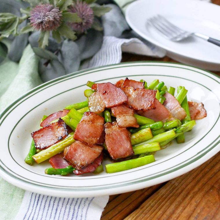 切り込みがポイントアスパラベーコンのバターしょうゆ炒め