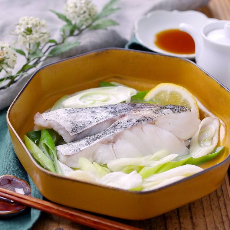 黄土色の器に盛り付けられた、たらの酒蒸し