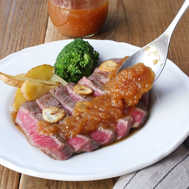 基本のステーキソースをかけている様子